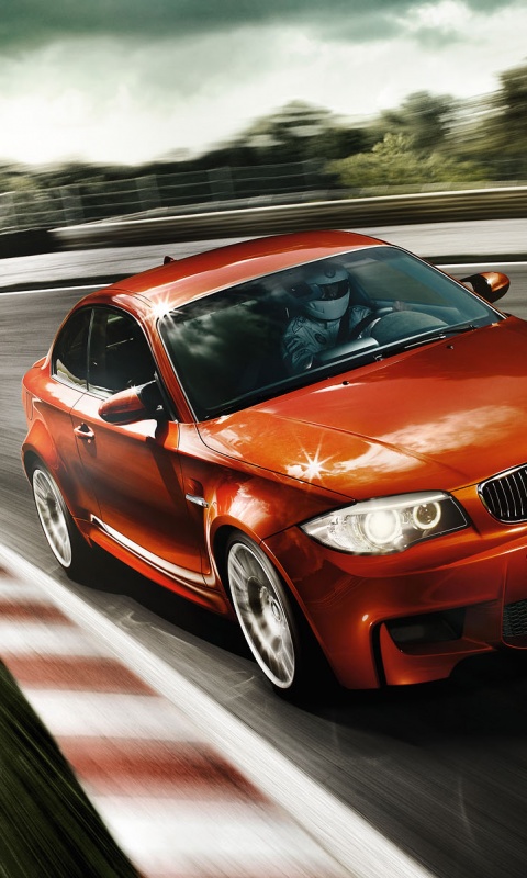 Гонщик за рулем BMW M1 обои