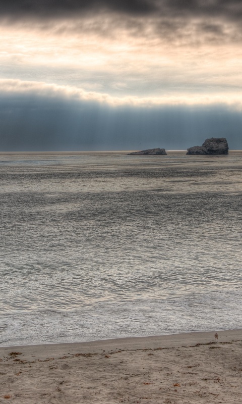 Пляж на фоне светящегосы неба обои