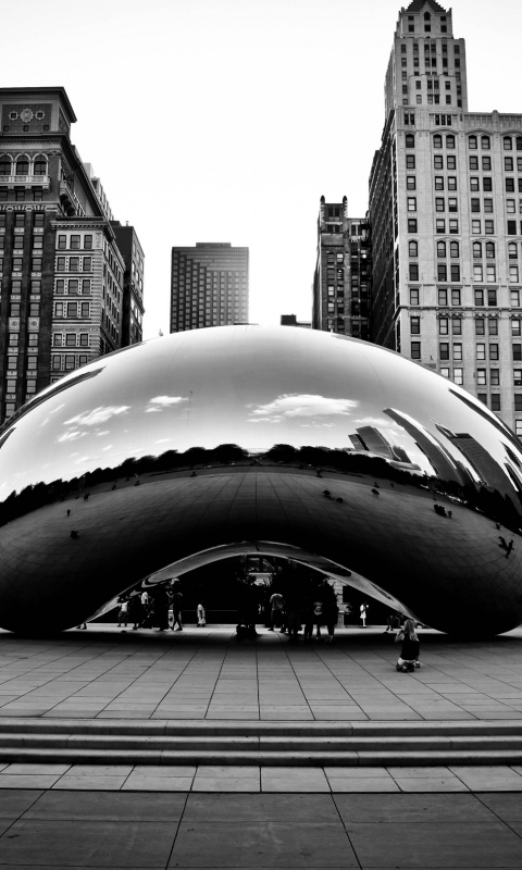 Отражение города в зеркальном монументе обои