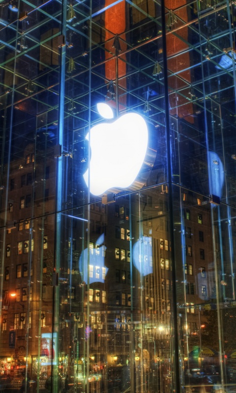 Отражение логотипа Apple в стеклянном здании обои