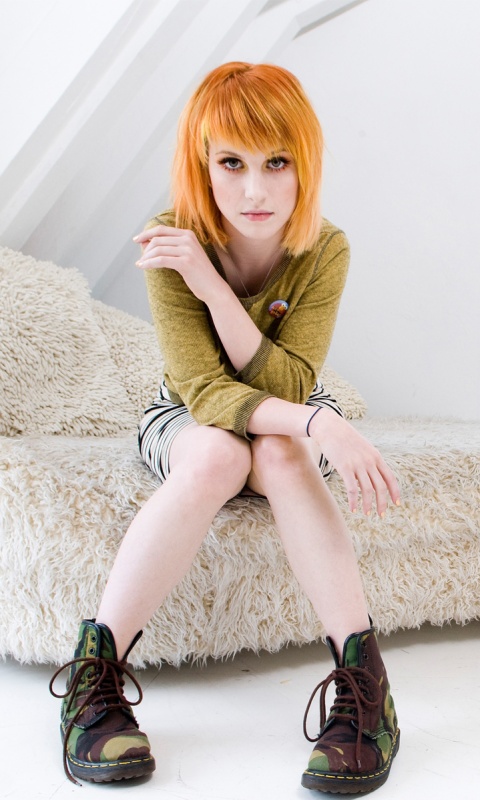 Рыжая в комнате обои