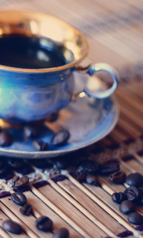 Чашка кофе и немного зерен обои