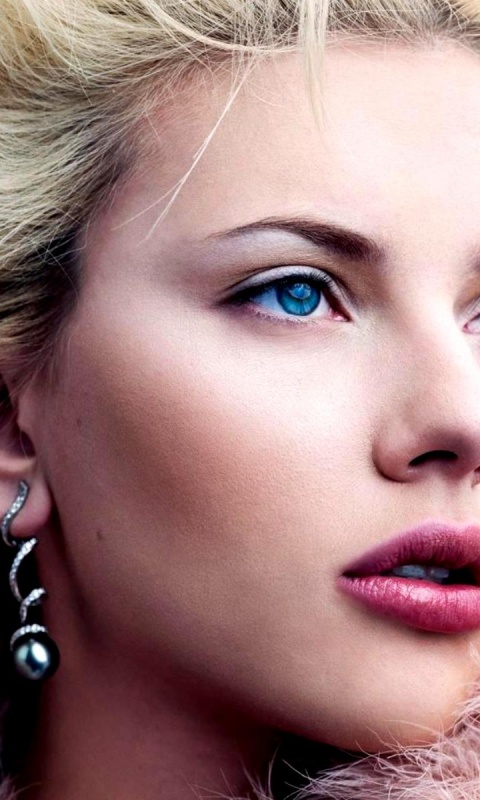 Скарлет Йохансон со змеиными серьгами обои