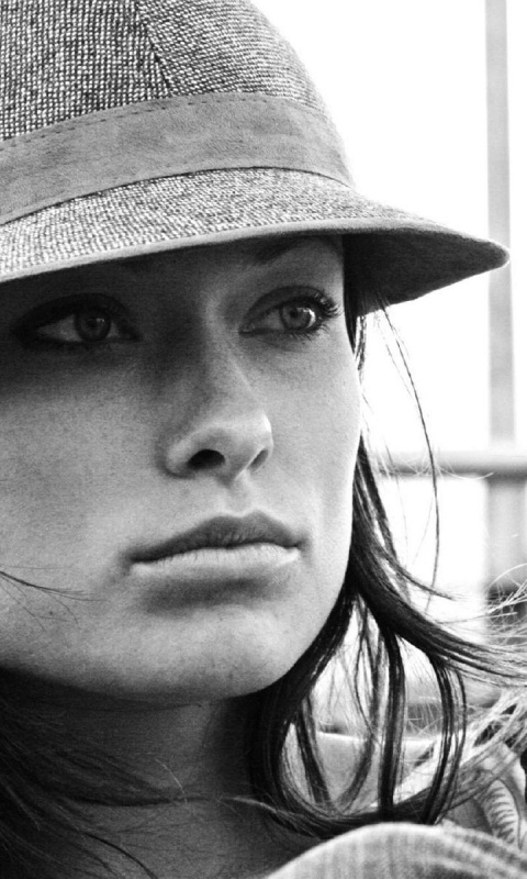 Оливия Уайлд в шикарной шляпе обои