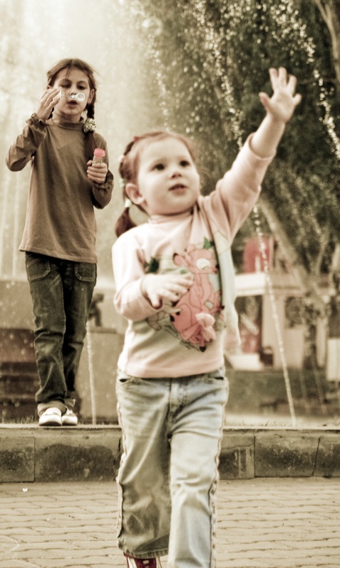 Дети у фонтана обои