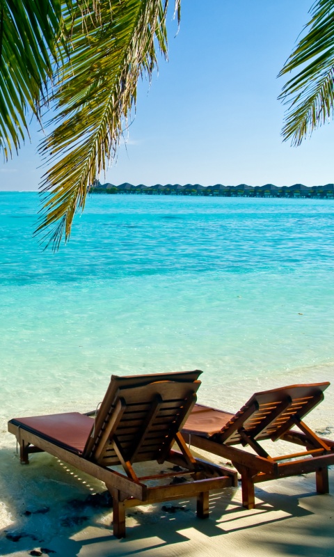 Шезлонги у самой воды обои