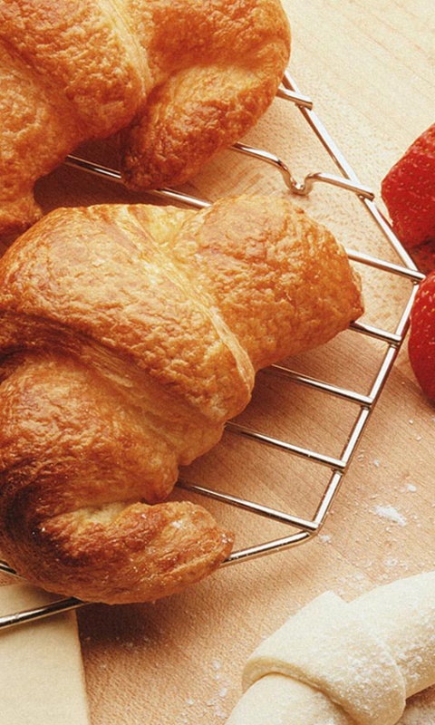 Круассаны с клубникой обои