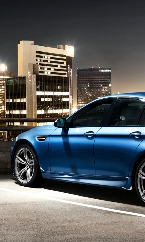 BMW F10 на городской парковке обои