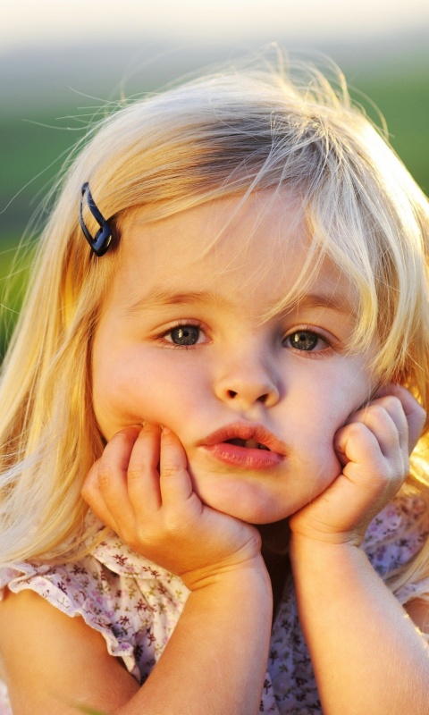 Малышка грустит обои