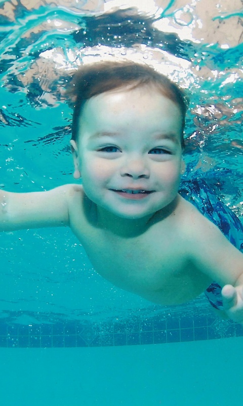 Маленький пловец обои