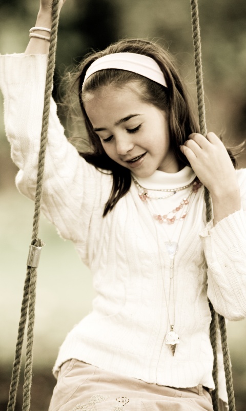 Девочка на качелях обои