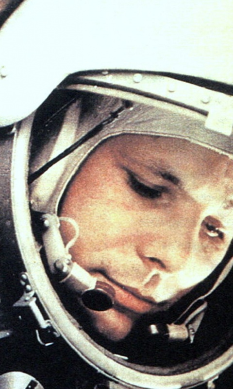 Юрий Гагарин в скафандре обои