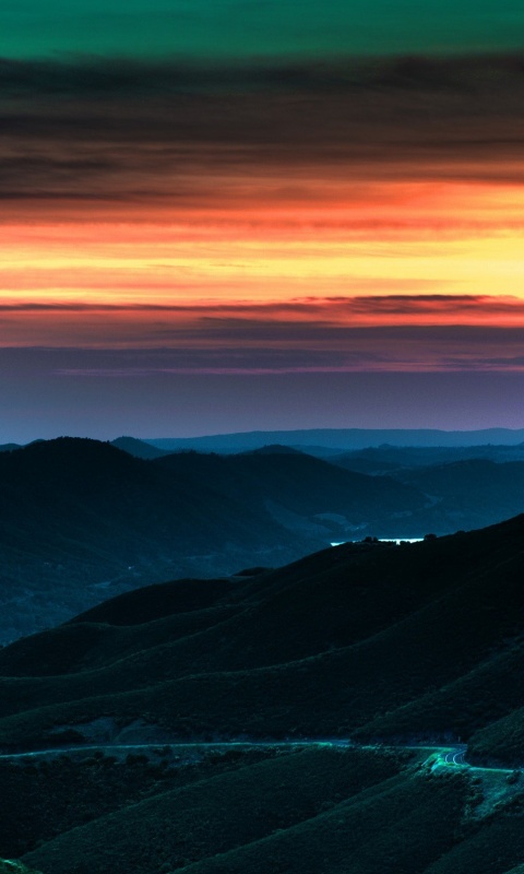 Дорога спускается с гор в долину обои