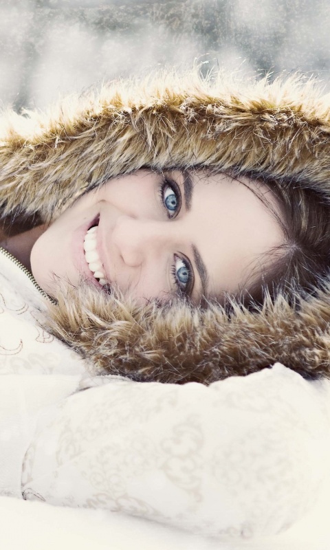 Девушка в снегу обои