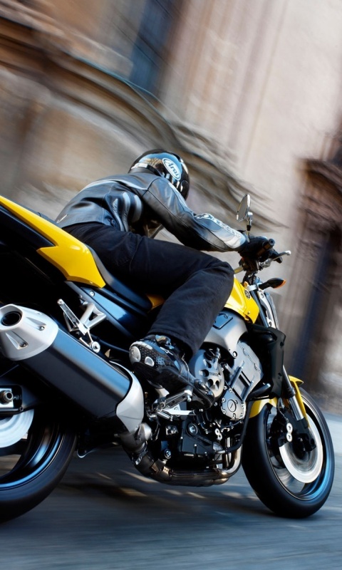Ямаха и наездник на улицах города обои