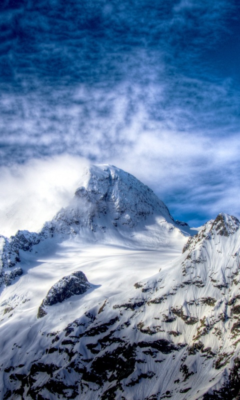 Снежные горные вершины на ветру обои