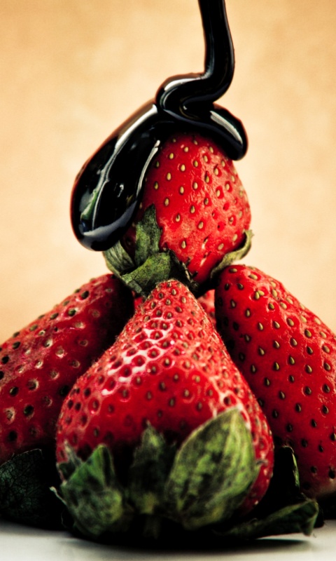 Аппетитная клубничка с шоколадом обои
