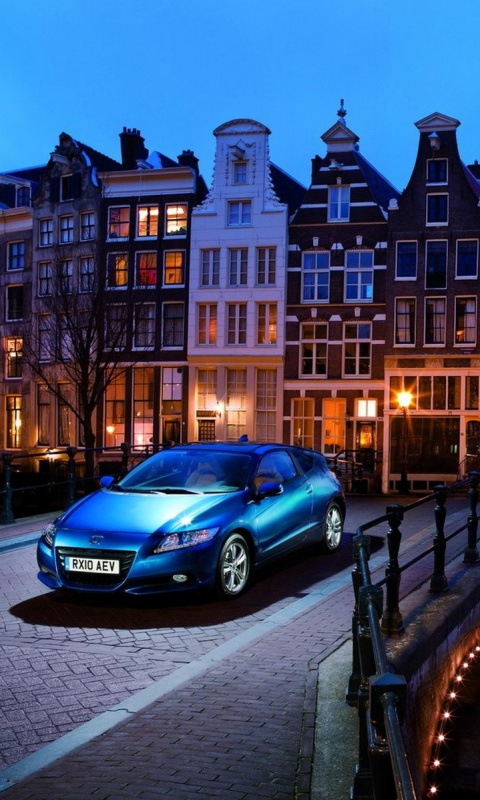 Автомобиль на мосту в свете фонаря обои