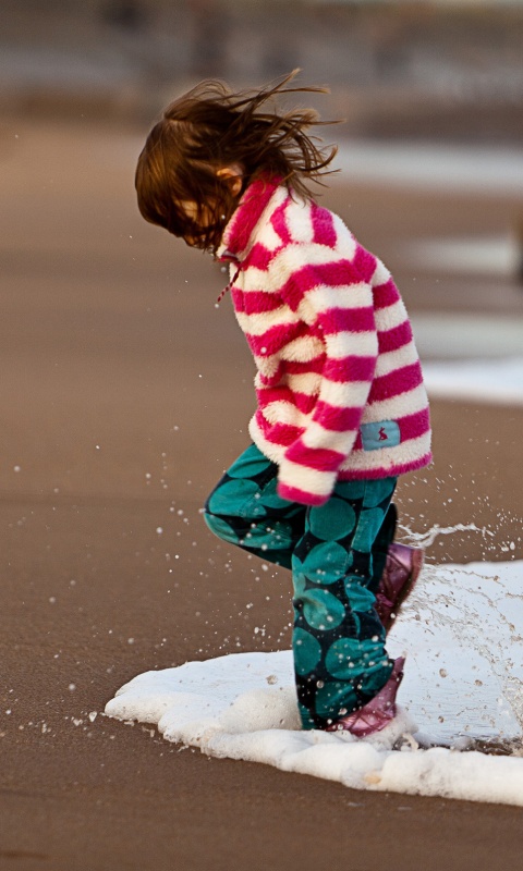 Ребенок и волна обои