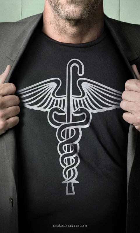 Футболка со змеями и тростью обои