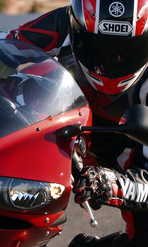 Мотоциклист на красной ямахе обои