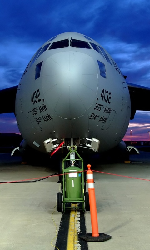 Самолет на взлетной полосе обои