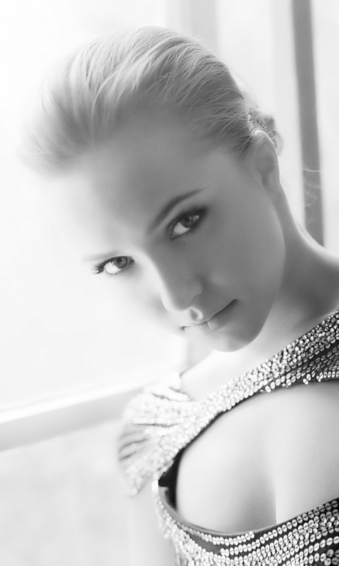 Блондинка у окна обои