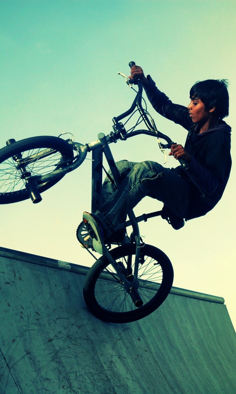 Мальчик на рампе обои