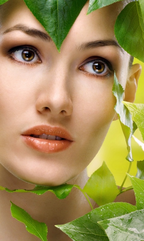Девушка с зелеными листьями обои