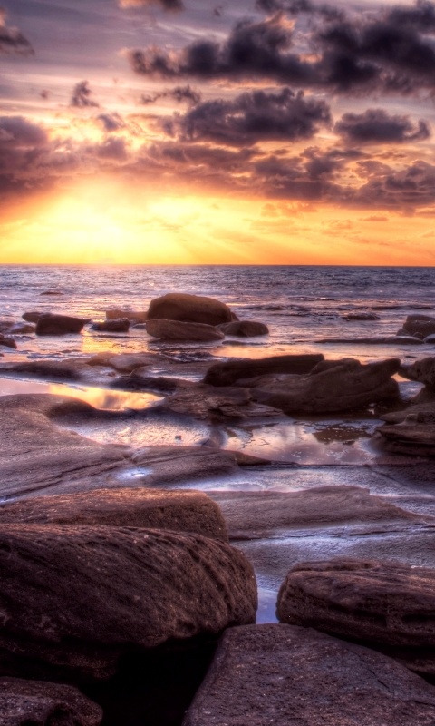 Каменистый берег на закате обои