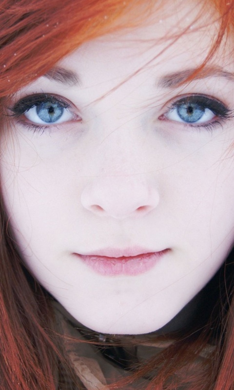 Рыжая в капюшоне обои