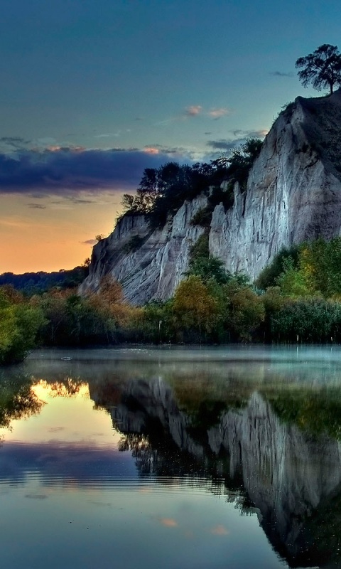 Скалы над озером обои