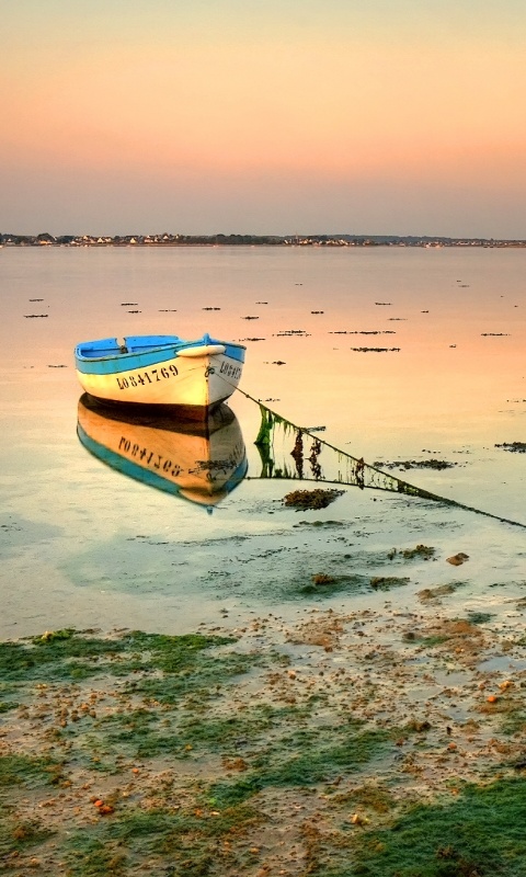 Лодка на илистом берегу обои