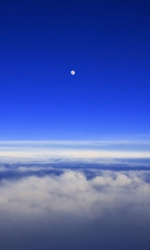 Одинокая луна над облаками обои