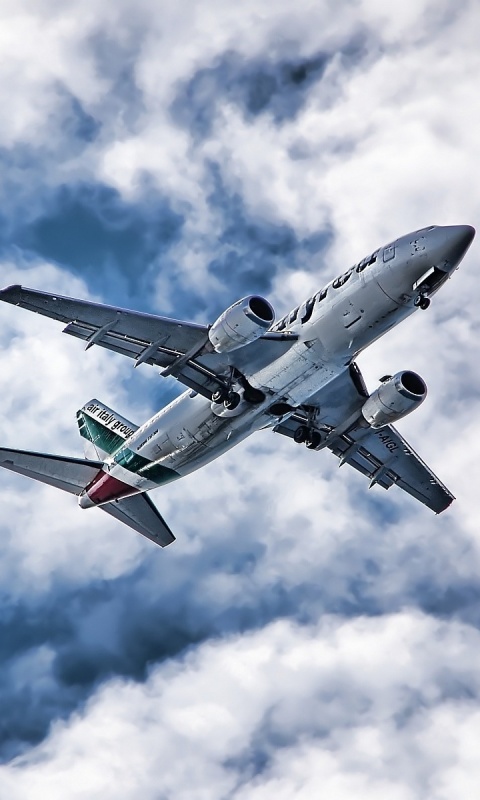 Самолет гражданской авиации в небе обои