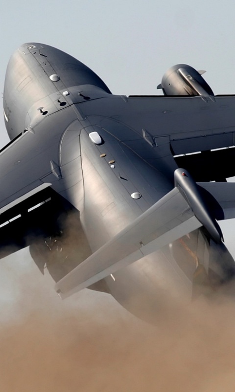 Большой грузовой самолет на взлете обои