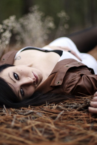 Лежащая на траве обои