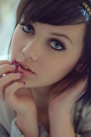 Задумчивая девушка обои