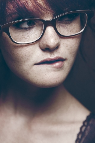 Рыженькая кусает губу обои