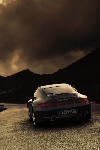 Черный Порше на горной дороге обои