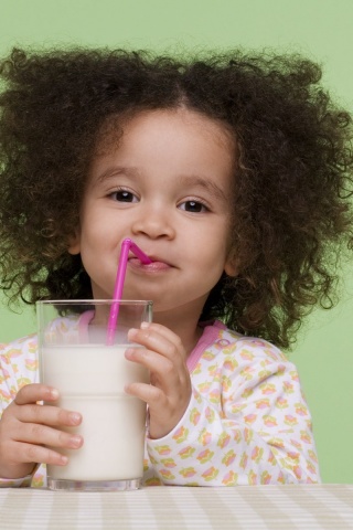 Девочка пьет молоко обои