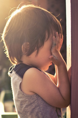 Малыш играет в прятки обои