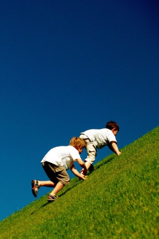 Дети взбираются в гору обои
