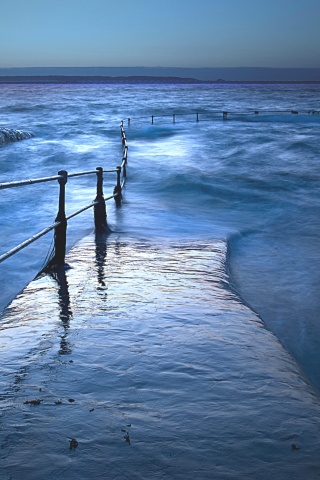 Пирс уходящий в море обои