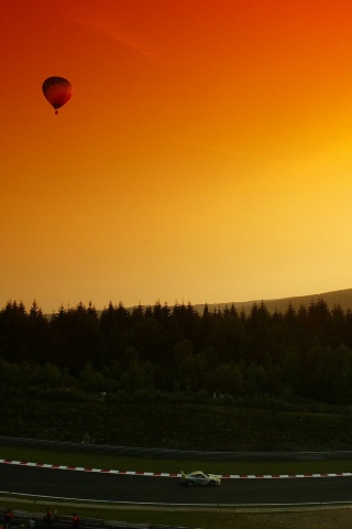 Воздушный шар над треком обои