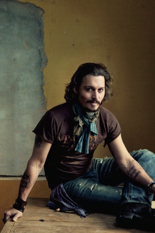 Джонни Депп на столе обои