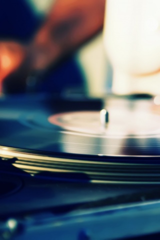 Винил на диджейском пульте обои