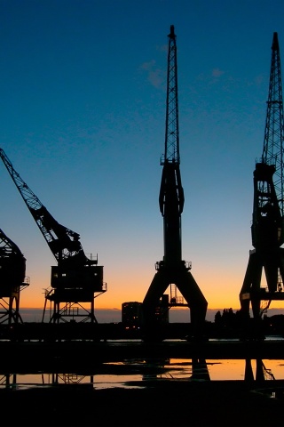 Силуэты портовых кранов обои