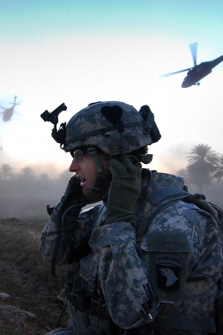 СОлдат во время боевых действий обои