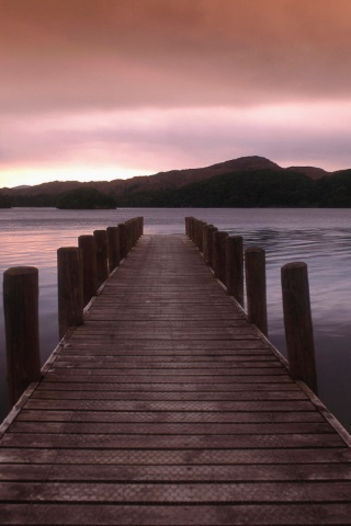 Деревянный причал на озере обои